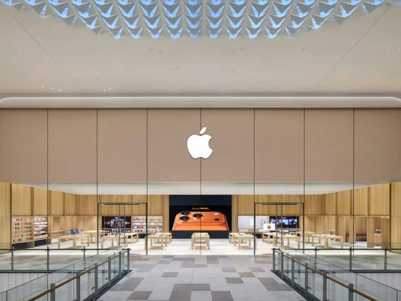 Apple-Al-Jimi-Mall-opening-day