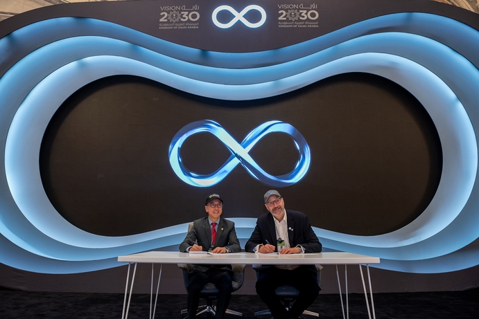 Jay Walder, CEO of Virgin Hyperloop One and Dr. Tony Chan, President at KAUST Virgin Hyperloop One and Saudi Arabia’s KAUST sign partnership