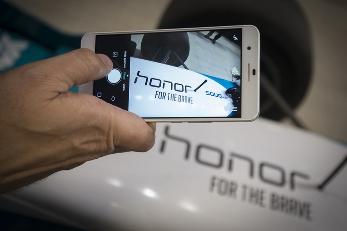 Honor 6 Plus is the first smartphone device to feature a dual rear camera, meaning the CCD and light capturing is doubled. Huawei launches Honor 6 Plus in ME with Souq.com