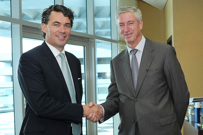 BT Group CEO Gavin Patterson and Emirates Group Services and dnata President Gary Chapman signing global contact centre contract in Dubai. Emirates signs contact centre deal with BT