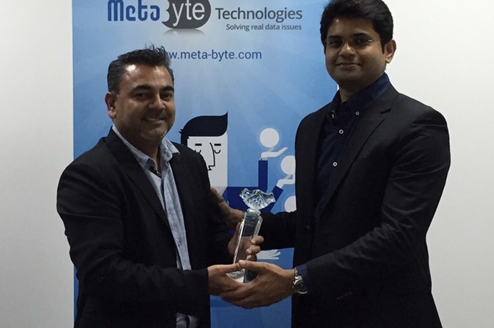Meta Byte Technologies, CEO Salil Dighe (Left), receives the award from Shankar Bhaskaran, GM, International Operations, MetricStream. Meta Byte wins MetricStream award