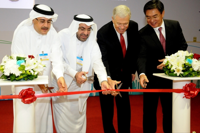 (l-r) Amin Nasser, Acting President and CEO of Saudi Aramco; HE Dr Khaled S. Al-Sultan, Rector & CEO, KFUPM; Dr Martin Jischke, Chairman International Advisory Board, President Emeritus, Purdue University, Indiana, USA, and Yan Lida, President of Huawei Enterprise Business Group. Huawei, Aramco and KFUPM launch innovation centre