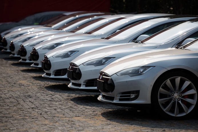 The feature is available as an over-the-air upgrade to Model S cars purchased after September 2014 Tesla edging closer to driverless cars