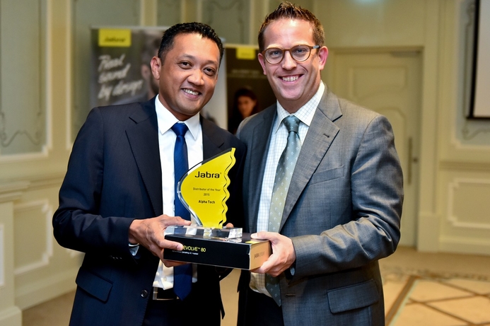 Alpha Tech's MD Julien Arnolda (left) with Darcy Clarkson, senior VP at Jabra after receiving the award. Alpha Tech wins Jabra award for MEA