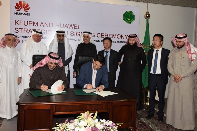 (l-r) HE Dr Khaled S Al-Sultan, Rector of King Fahd University of Petroleum & Minerals and Mr. Ramadan Ding, CEO of Huawei Saudi Arabia signs the strategic MOU, while the KFUPM and Huawei officials look on. KFUPM and Huawei sign MoU for O&G ICT