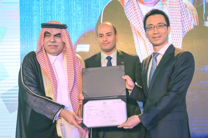 (l-r) Dr. Majid Al-Qasabi, Minister of Commerce and Investment, presenting the commercial licence to Pang Jimin, Director of Huawei Global Government Affairs. Huawei awarded commercial licence for Saudi