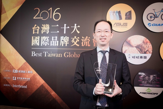 ASUS CMO Rex Lee, received the award on behalf of the company. ASUS is Taiwan’s most valuable global brand in 2016: Interbrand