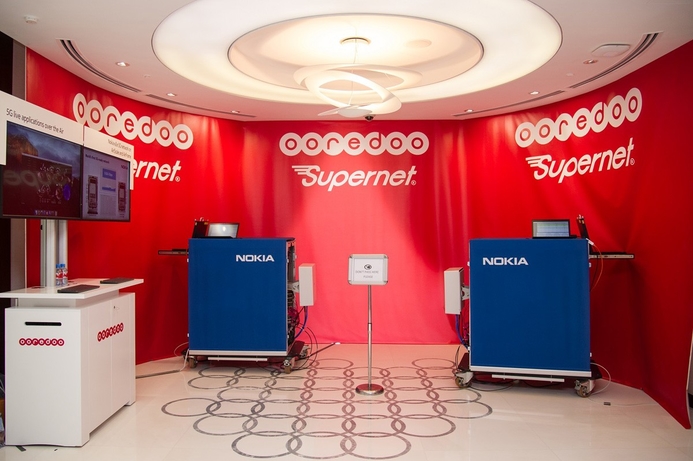 The demo recorded the performance of 5G by programming three industrial robots to complete the simple task of balancing a ball on a platform and connecting them via 5G. Ooredoo demonstrates 5G robotics with Nokia