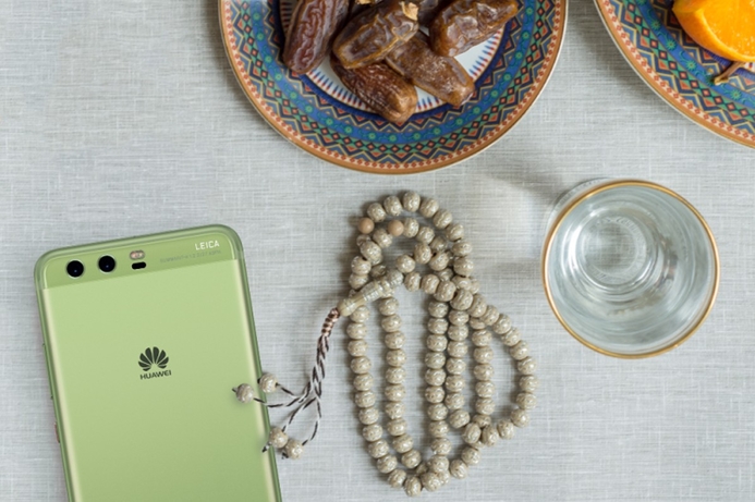 The ‘Greenery' colour was inspired with Pantone Color Institute Exclusive Huawei P10 Plus in ‘Greenery’ for Ramadan