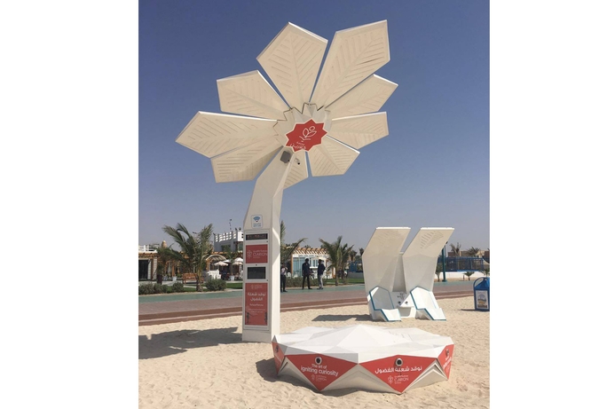 The smart palm tree is also fully functional during the night. Smart palm trees offer free WiFi to Dubai beach goers