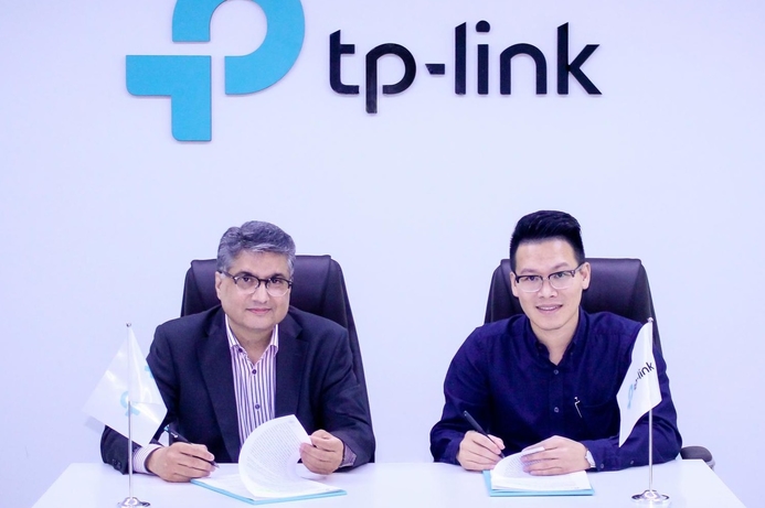 TP-Link's Denny Liang (left) and Imtiaz Ghani,GM at Ethos Technologies at the signing ceremony. TP-Link MEA appoints Ethos Technologies as distie for UAE and Oman