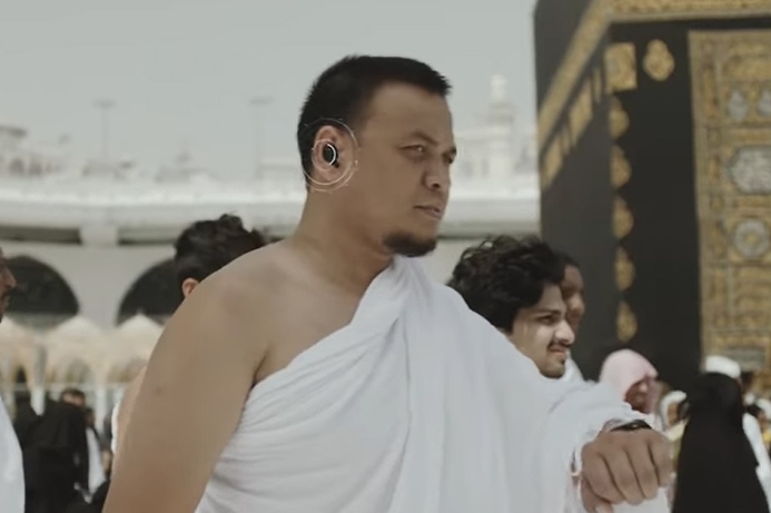 The video from the Ministry of Hajj & Umrah shows how each pilgrim will receive a wristband, earpiece and contactless card to support them through different stages of their pilgrimage. Saudi Arabia shows vision for Hajj technology