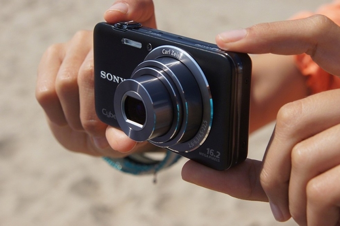 The Sony Cybershot WX30 offers stills, Full HD video and 3D shooting and is the first Cyber-shot WX series model that features a 7.5 cm Xtra Fine LCD wide touch screen.
Sony debuts two new Cybershot models