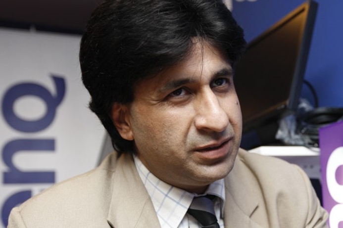 Manish Bakshi praises the W710ST. Abcom shows new audio/video ware