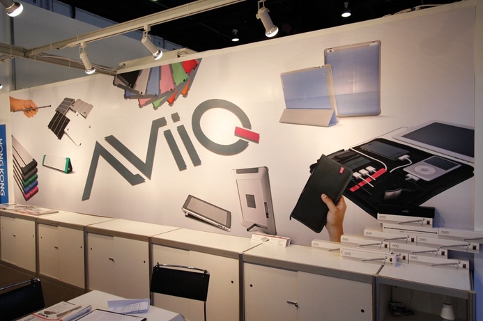 All of AviiQ’s unqiue products are designed to be thin, light, easy to travel with, functional and very stylish. Pine shows off AviiQ gear