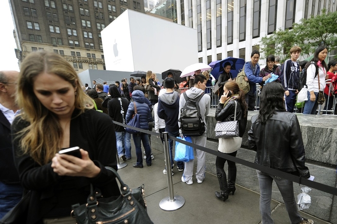Crowds ventured out in Sydney, Tokyo, London, Paris, New York and San Francisco to get their hands on the new iPhone 4S. Apple’s iPhone 4S launches to huge crowds