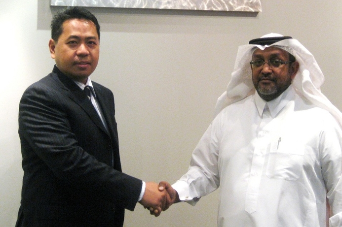 (l-r) Abdul Nasser Bangcola, country manager for Saudi Arabia at Interactive Intelligence with Othman Alahdal, regional manager central region at Alnafitha International. Interactive Intelligence sign Alnafitha for Saudi