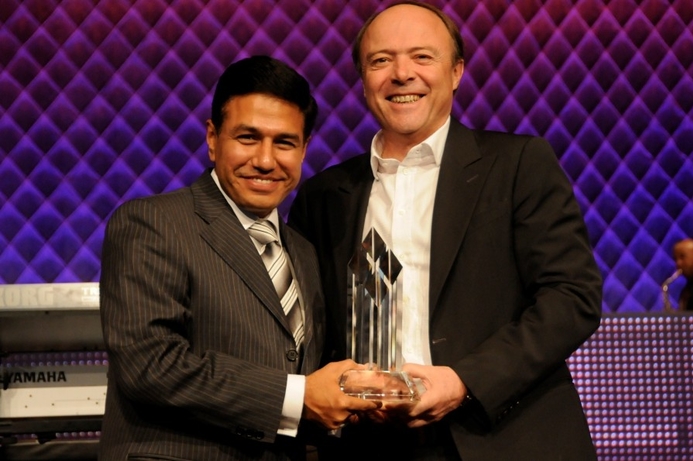 Apex representatives receive the award at the Global Partner Conference. Apex wins HP partner award