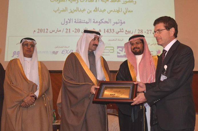 H.H. Prince Badr bin Mohammed bin Jalawi Al Saud, the Governor of Al Hasa, presents Selim J. Eddé, Vice President Government Relations, SAP MENA, with recognition for sponsoring the Al-Hasa Chamber Commerce’s M Government Conference. SAP and Saudi officials discuss agriculture projects