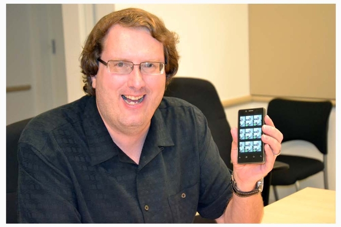 Mike Bell, VP Intel Architecture Group says that dual-core processors can be detrimental to smartphones. Intel says dual-cores for smartphones unnecessary