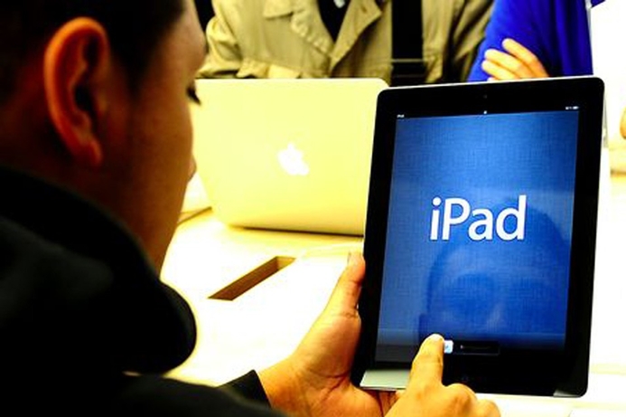Tablets are already being distributed to more than 21,500 students at 17 colleges. UAE colleges switch to iPad-only classrooms