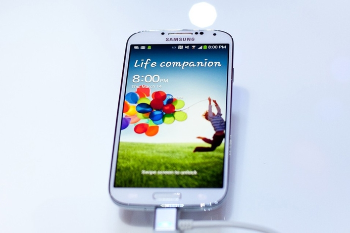 Sales of the S4 have dwindled, leaving Samsung scrambling for a quick answer to Apple’s iPhone 5S. Samsung to announce Galaxy S5 in January?