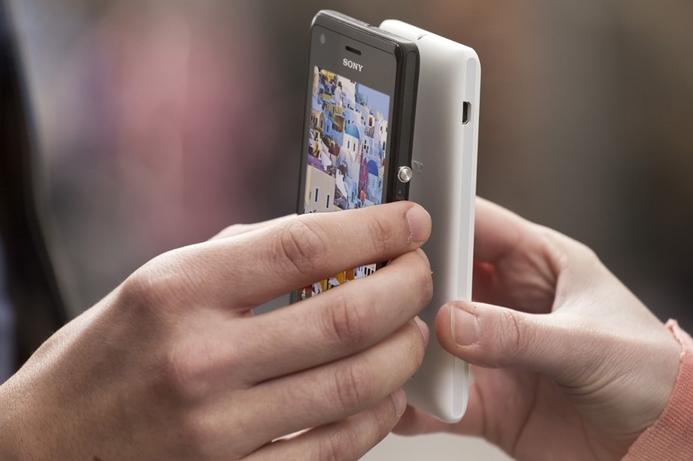 One-touch functions with NFC and screen mirroring allow the display of content on a TV or the sharing of music and photos between devices. Sony unveils budget Xperia model