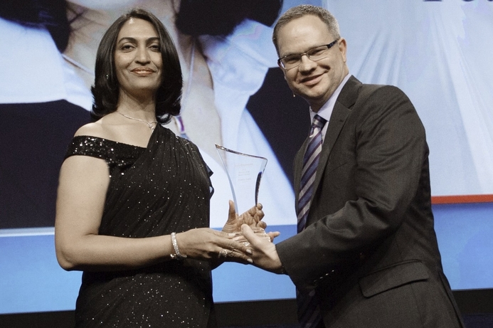 Visionaire CEO Aneeta Gupta (left) receives her award at InfoComm 2013. Visionaire CEO wins AV InfoComm award