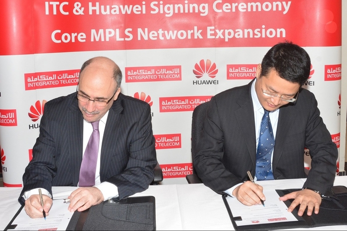 Eng. Ghassan Itani (left) CEO, ITC, signs the agreement with James Wu, CEO, Huawei Saudi. ITC selects Huawei for network expansion