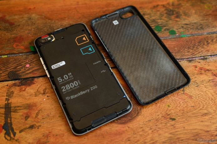 The battery is 2,800 mAh, but looks like it may not be removable. BlackBerry opts for phablet with A10