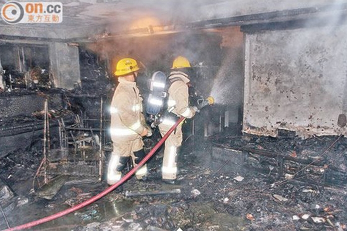 It took 30 minutes to extinguish the flames. Samsung Galaxy S4 explodes, sets house on fire
