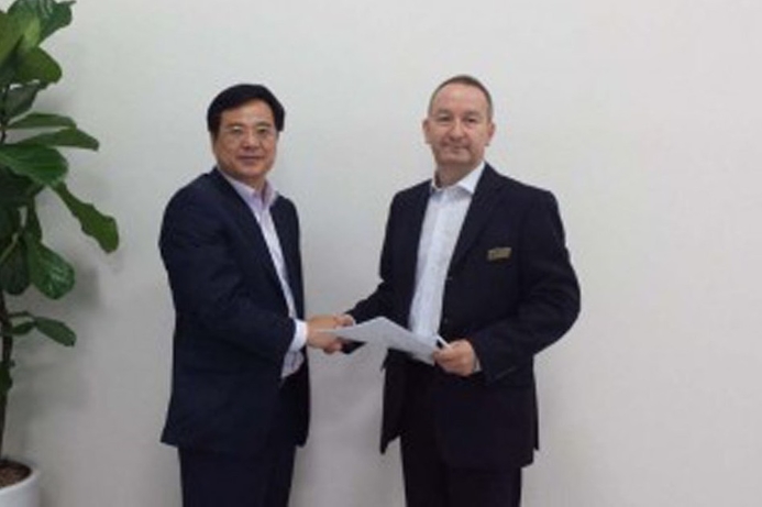 Rainer Rathgeber (right), chief commercial officer, Etisalat Group, with Sunghak Jang, VP, Samsung Mobile Business, MEA. Etisalat and Samsung sign MoU for smart devices