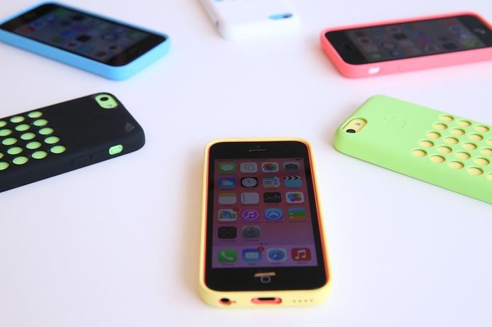 The polycarbonate body has a steel-reinforced frame, which holds the internal components and also doubles as the iPhone 5C’s multiband antenna. Apple goes budget with iPhone 5C