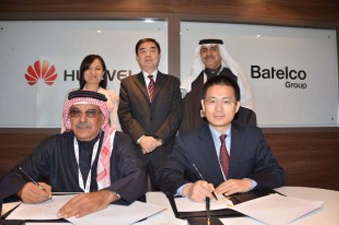 Batelco chairman Sheikh Hamad Bin Abdulla Al Khalifa and Huawei VP Middle East Huang Ji sign the MoU in the presence of Chinese Ambassador Li Chen (back centre), Huawei president of Batelco Group account Angela Yangjie and Batelco head of group procurement, Kamal Bahrani. Batelco selects vendor for SURE LTE deployment