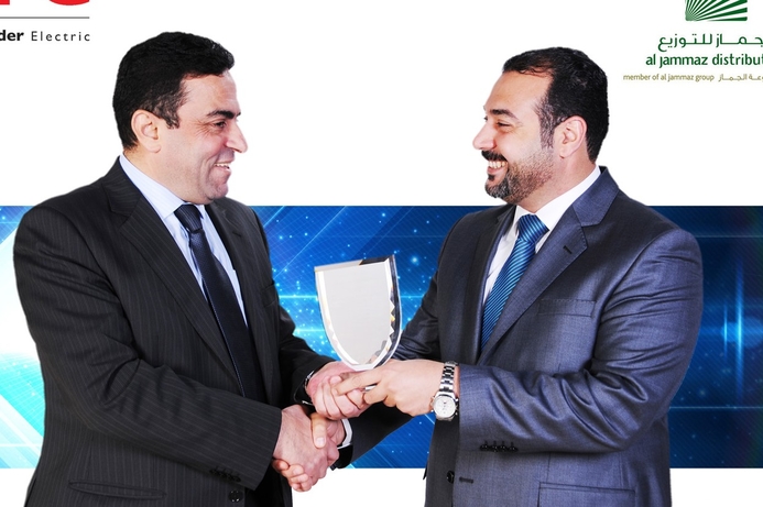 Al Jammaz's Qahwash (l) receives an award from APC. Al Jammaz wins ‘Distributor of the Year’ for KSA