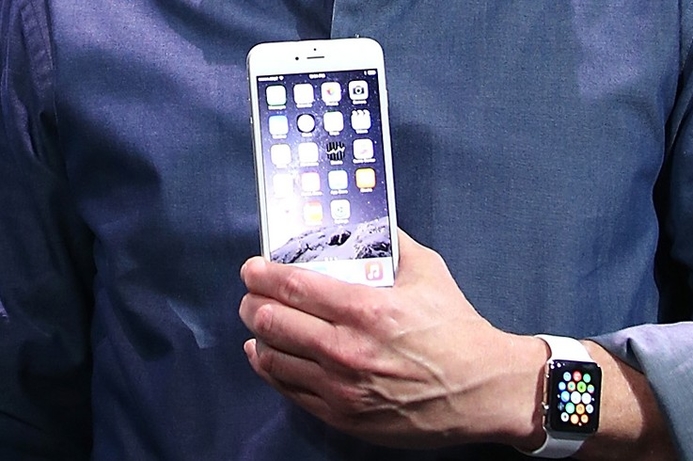 The iPhone 6 Plus was key in propelling Apple’s quarterly profits to record-breaking levels. Apple takes bow, reports on record-breaking quarter