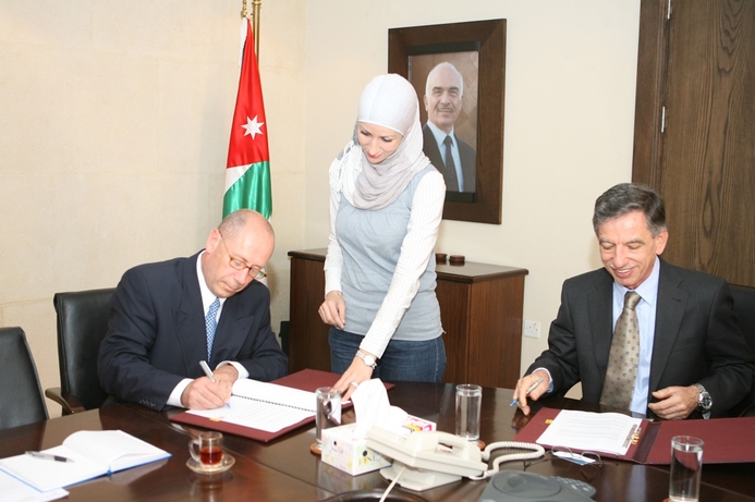 (l) Simon Cattlin, former senior vice president of Sales and Services for NEMEA at Ingres and Eng Basem Rousan, former Minister, The Government of Jordan’s MoICT. Jordan Information Ministry signs deal on open source