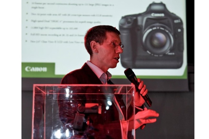 Mike Oven, CCI Product Planning Manager at Canon Europe, delivers a presentation on the new DSLR at Art Sawa. Canon releases new DSLR in Middle East