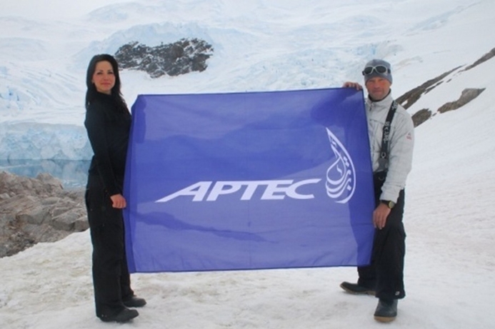 Zornitza Hadjitodorova (l) unfurls the Aptec flag in Antarctica. Aptec promotes sustainability in IT distribution