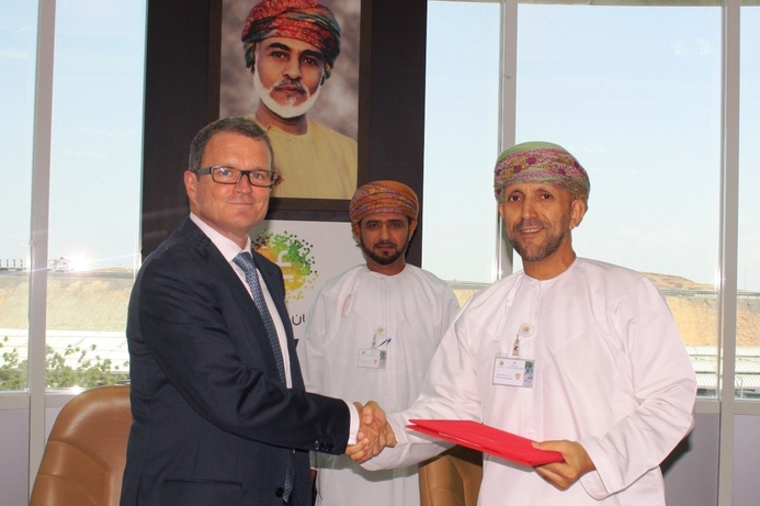 (l-r): Christopher Lloyd, Oman Country General Manager and Dr Salim Al Ruzaiqi, ITA CEO. GBM and Oman IT Authority to support SMEs