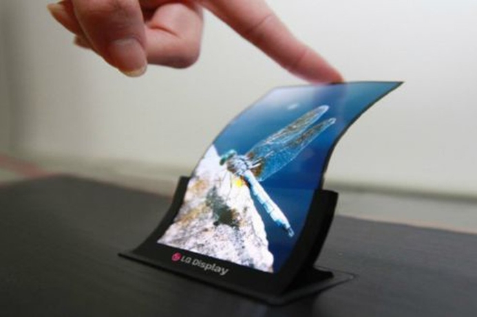 As with Samsung’s Galaxy Round, it is not known what the exact specs of LG’s device will be, with even the flexible nature of the handset in doubt. LG announces curved display production