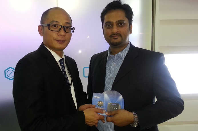 FDC ProValue's Praveen (right) shakes hands with Tony Chou, regional account manager at QNAP. FDC ProValue gets QNAP distribution franchise
