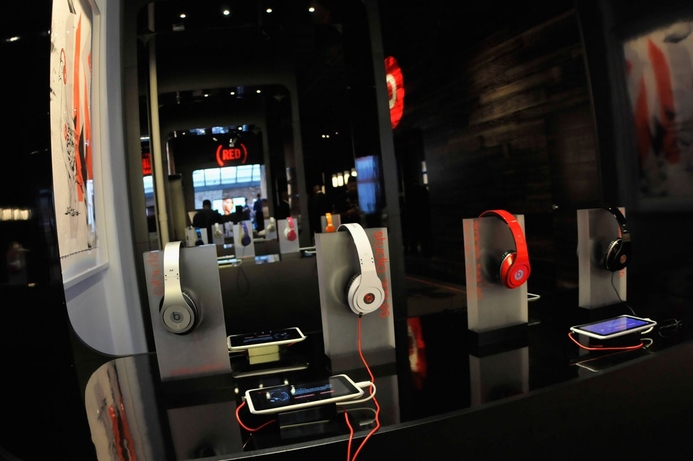 The complaint alleges that Beats uses Bose's noise reduction technology in its Studio and Studio Wireless headphones Bose suing Beats over noise-cancelling headphones