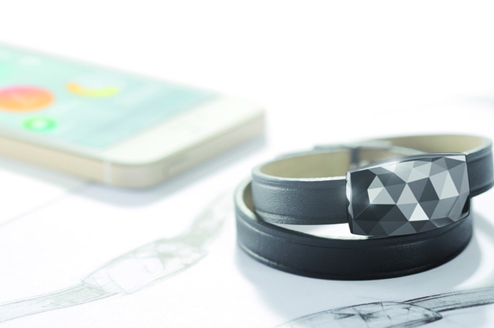 The bracelet observes the habits of the user and the app determines the recommended sun protection for their skin type. Wearable tech for sun bathing released