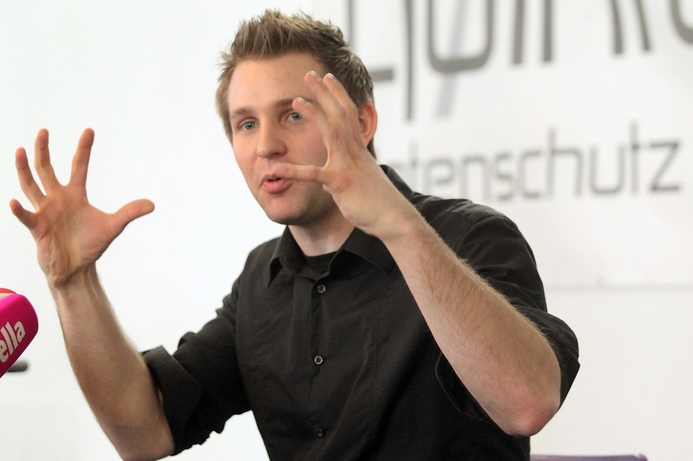Schrems: "It is not an epic fight with Facebook but more of a general question of where we are going and if we respect our fundamental rights in Europe." Facebook to be sued by 25,000 members