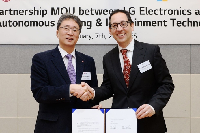 Kim Jin-yong, president of LG’s Vehicle Component Solutions Company and Chris Capposela of Microsoft at the MoU signing. LG and Microsoft partner for autonomous vehicle systems