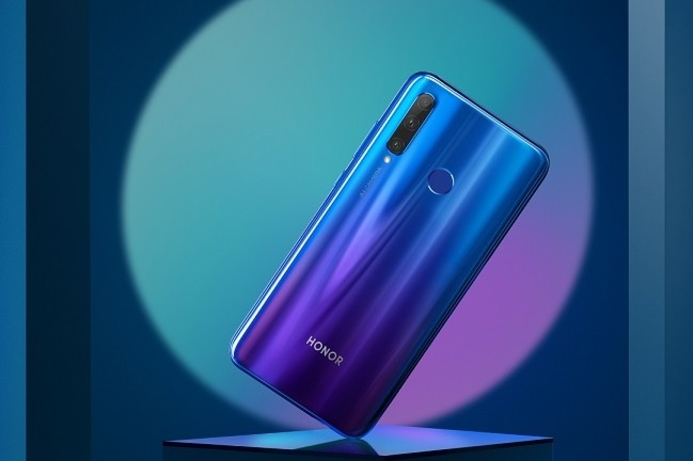 The 10i comes with three finishes - Midnight Black, Phantom Red and Phantom Blue Honor launches the Honor 10i in the UAE