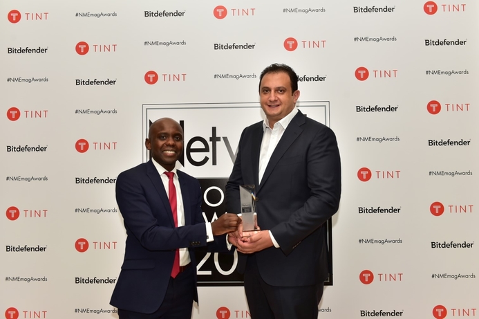 (R) Hany Aly, Executive Vice President Enterprise Business, Commercial, du receives the award from Network Middle East Editor, David Ndichu Datamena wins ‘Data Centre Project of the Year’ at Network Middle East Innovation Awards